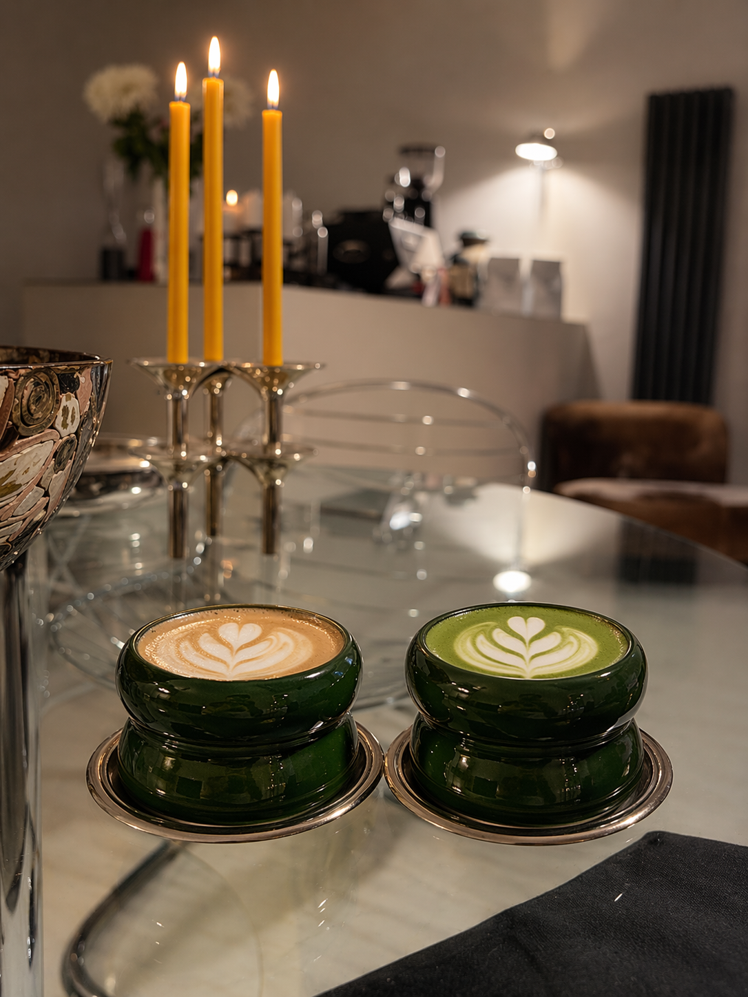 Matcha und Kaffee im Slow Studio Café