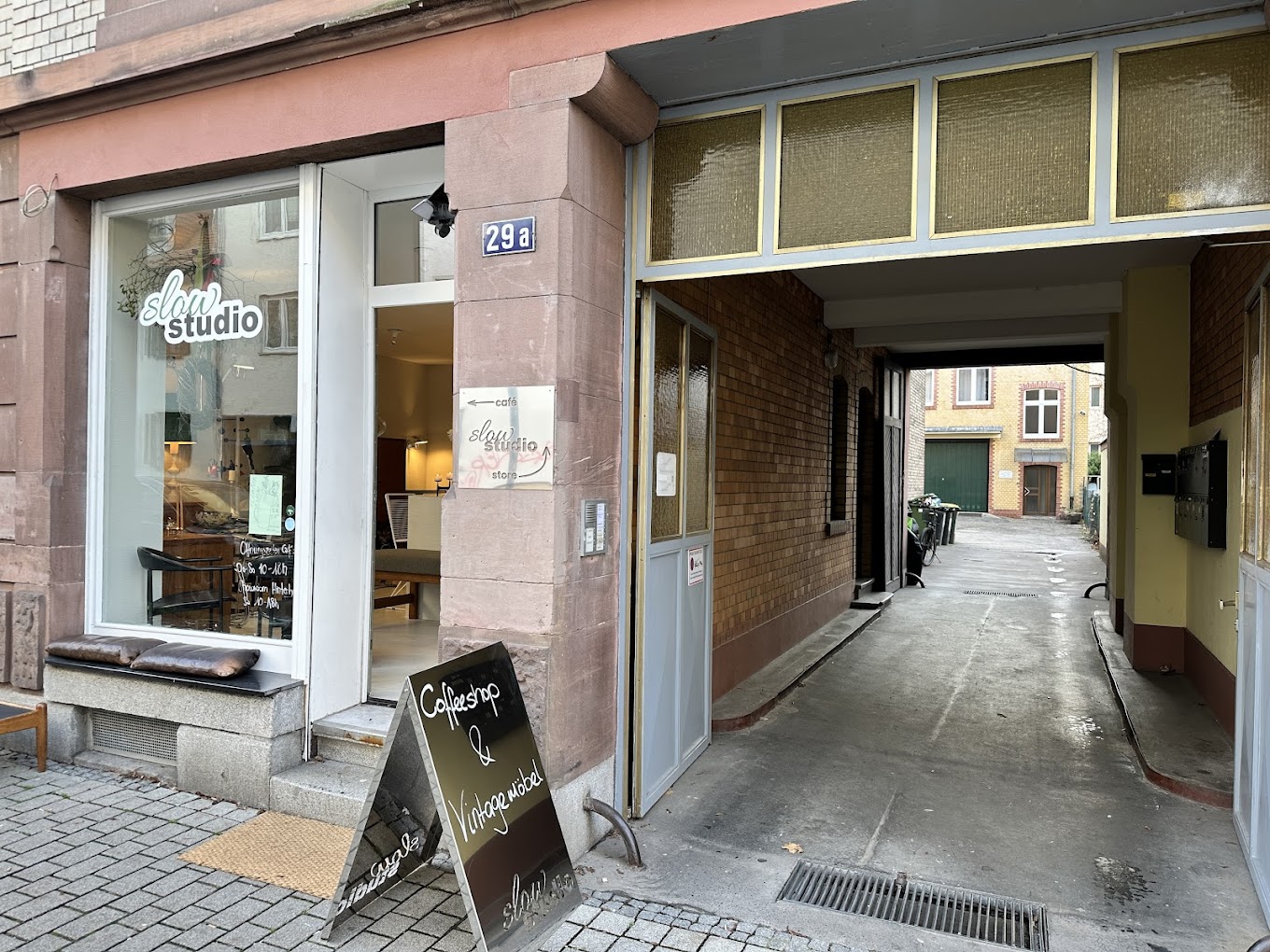Slow Studio Concept Store — Eingang in Frankfurt-Bockenheim